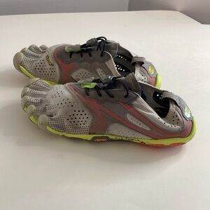 Vibram FiveFingers Gray and Pink Athletic Shoes sz 7.5-8